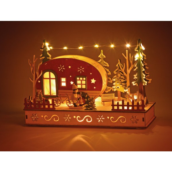Wohnwagen mit Skifahrer im Winterwald mit LED Beleuchtung aus Holz - Winterszene, Winterlandschaft, Winterdeko
