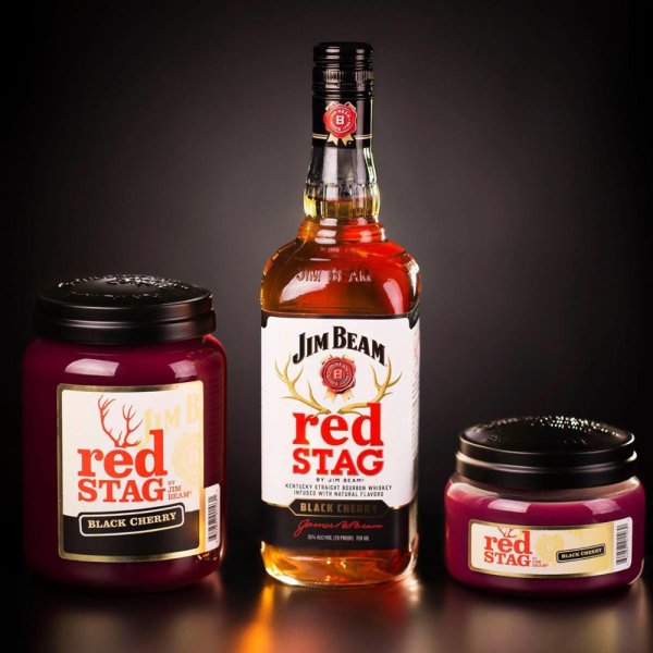Duftkerze Jim Beam® RED STAG BLACK CHERRY 570g im Glas - The Candleberry Company