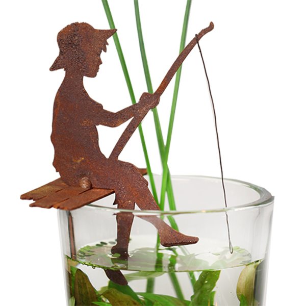 Dekofigur Kleiner Angler Finn auf dem Steg sitzend im Rost Design, Rostfigur für den Garten, Gartendeko, Teichdeko, Metalldeko