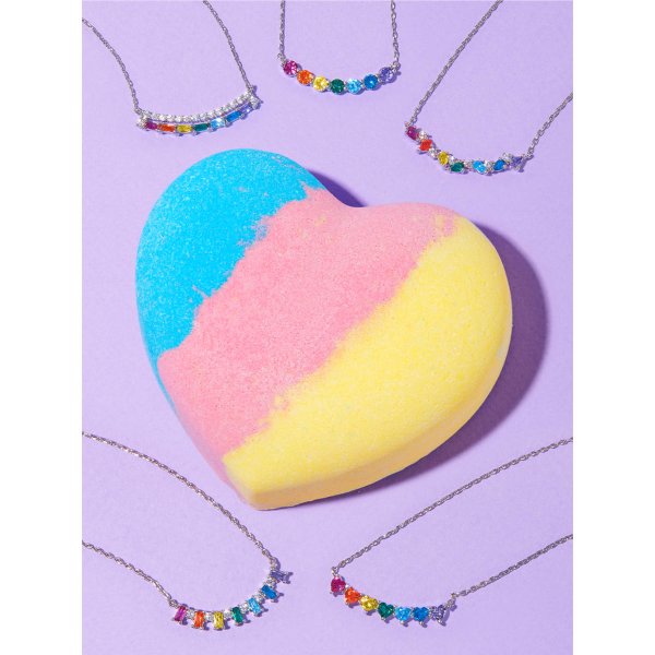 Badebombe Rainbow Heart mit Halskette von Charmed Aroma, Badekugel Herz mit Schmuck