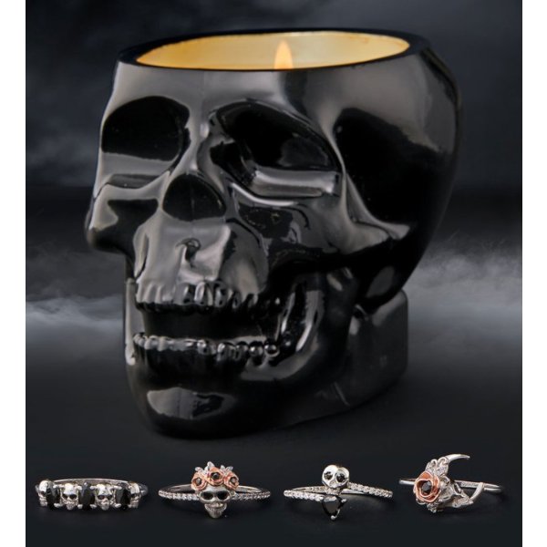 Duftkerze Midnight Teakwood Skull Totenkopf mit Überraschungs Ring von Charmed Aroma, Kerze mit Schmuck