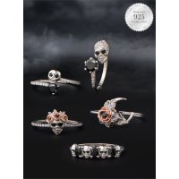 Duftkerze Midnight Teakwood Skull Totenkopf mit Überraschungs Ring von Charmed Aroma, Kerze mit Schmuck