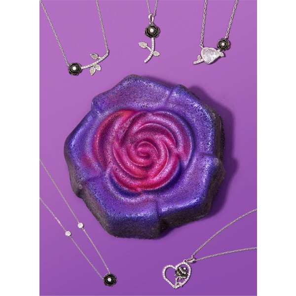 Badebombe Midnight Shimmer Rose mit Halskette von Charmed Aroma, Badekugel Black Rose mit Schmuck