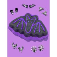 Badebombe Bat Fledermaus mit Ohrring von Charmed Aroma, Badekugel Halloween mit Schmuck