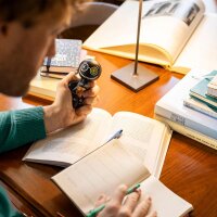 Legami Anti Stress Toy Ball Squishy Lehrer mit Erdbeer Duft - Stress Less - Antistressball für Schüler, Stress Voodoo Figur, Squeeze Bälle, Stressabbau, Handtrainer